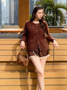 Diện quần shorts và dép xỏ ngón năng động cho ngày nắng