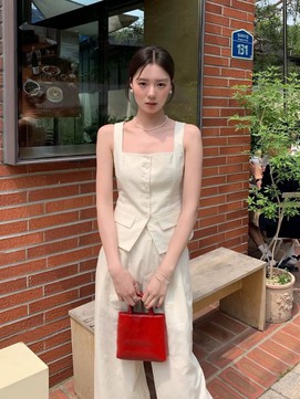 Không cần hở bạo, trang phục cổ vuông vẫn quyến rũ khó cưỡng