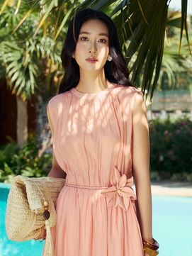 Đầm midi - kiểu trang phục đa năng diện đi làm đi chơi đều đẹp