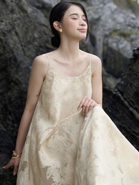 Váy maxi, đầm cổ yếm cho nàng điệu đà tỏa sáng