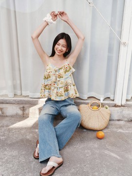 5 kiểu áo mặc với quần jeans mùa hè mát nhẹ, thời thượng