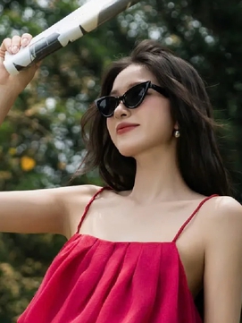 Kính mắt mèo: Bí quyết nâng tầm phong cách dạo phố thời thượng