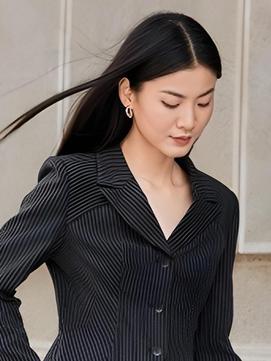 Cân mọi phong cách chỉ với một chiếc áo blazer đen thanh lịch