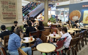 Nhiều người đến trung tâm thương mại để tránh nóng trong ngày nghỉ
