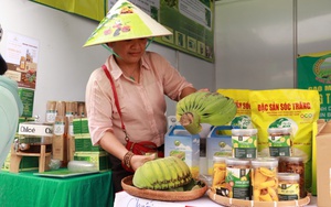 Chuối bàn tay, na sầu riêng... gây tò mò tại phiên chợ nông sản vùng miền Bình Đông