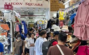 Saigon Square nhộn nhịp sáng 30.5: Khách Tây háo hức mua sắm giữa trung tâm TP.HCM