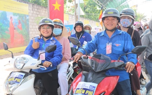 Vesak 2025: Đội xe ôm miễn phí chở người dân chiêm bái xá lợi Phật