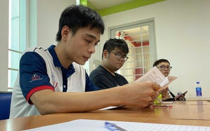 Tài xế xe ôm công nghệ quyết tâm lấy bằng đại học ở tuổi 30