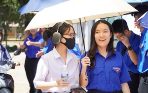 Sẵn sàng che nắng, che mưa cho thí sinh