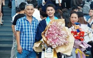 Chàng trai khóc nức nở vì lần đầu được chụp ảnh có cả ba và mẹ