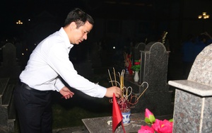 Ông Ngô Văn Cương cùng giới trẻ tham gia Lễ thắp nến tri ân tại Tuyên Quang