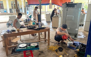 Nhiều bạn trẻ đến vùng lũ sửa chữa thiết bị gia dụng miễn phí cho bà con
