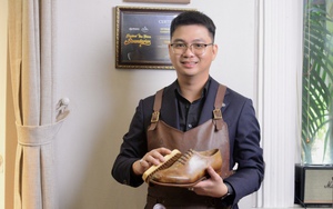 Gác bằng kỹ sư điện để đi đánh giày, chàng trai mặc vest lịch lãm nâng tầm nghề vỉa hè