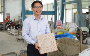 Phó giáo sư trẻ làm gạch lát vỉa hè từ tro xỉ rác