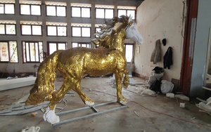 Tượng ngựa 'vàng chói' được đấu giá 70 triệu đồng: Câu chuyện ấm lòng phía sau