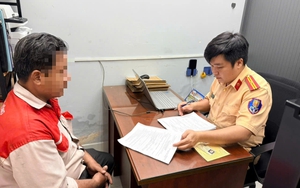 CSGT TP.HCM phạt tài xế xe bồn xả chất thải xuống đường