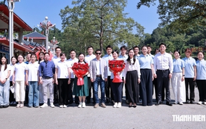 Đón thanh niên Trung Quốc bắt đầu chuyến hành trình đỏ tại Việt Nam