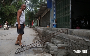 Rãnh thoát nước cao hơn mặt đường cả mét, người dân bắc cầu vào nhà