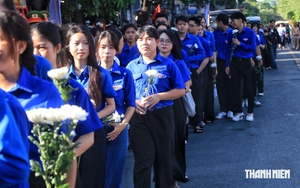 Hàng dài người cầm hoa trắng tiễn các liệt sĩ về nơi an nghỉ