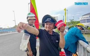Không cần lưỡi câu, người dân Quy Nhơn bắt cá đối bằng chai nhựa thế nào?