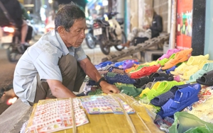 Người đàn ông 62 tuổi bán dép bên lề đường TP.HCM, khách chạy xe nhiều vòng tìm mua