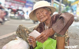 86 tuổi vẫn bán vé số ở TP.HCM, cụ bà chỉ mong được về sớm ngã lưng