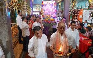 Hàng trăm người rước kiệu, xin lửa ngày vía Bà Mariamman ở trung tâm TP.HCM