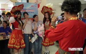 Sinh viên thích thú như được… đi du lịch nhiều nước ngay tại trường