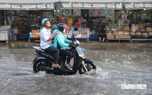 Không mưa, triều cường biến đường TP.HCM thành sông giữa giờ tan tầm