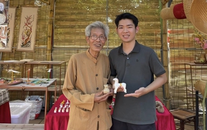 Chàng trai trẻ nối nghề nặn phỗng đất của ông nội