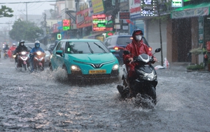 'Mưa rồi, mọi người về sớm nhé': Lời nhắn tâm lý của nhiều công ty ở TP.HCM