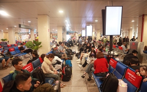 Mùng 5 tết, hành khách vật vờ ở sân bay Tân Sơn Nhất vì delay kéo dài