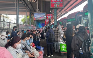 Hết tết vẫn chưa hết đông, mùng 7 Bến xe Miền Tây đông nghẹt người
