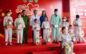 Quà tết giúp bệnh nhi trang trải viện phí: Thật ấm lòng biết bao!