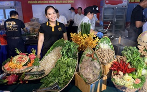 Đầu bếp khách sạn TP.HCM nấu 12.000 tô phở miễn phí phục vụ công nhân Bàu Bàng