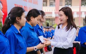 Sẵn sàng tuổi 18: Hàng trăm bạn trẻ tham gia tìm hiểu bầu cử