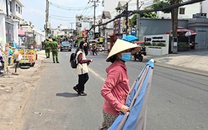 Hàng rong 'bủa vây' cổng trường ở TP.HCM, thấy lực lượng chức năng liền tháo chạy