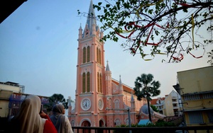 Hoàng hôn ở ‘nhà thờ hồng’ hơn 150 tuổi cuốn hút người trẻ đến check-in