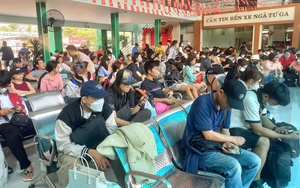 Dòng người nườm nượp về quê, bến xe đông nghịt ngày đầu nghỉ lễ