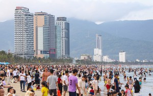 Biển Đà Nẵng ken đặc người chiều 30.4, lực lượng cứu hộ túc trực liên tục