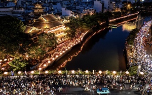 Hàng ngàn người đổ về chùa Pháp Hoa: 6.000 đóa hoa đăng sáng rực mừng Phật đản