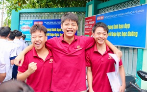 Thi lớp 10 môn toán: Thí sinh tự tin đạt điểm cao, phụ huynh thưởng lớn