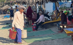 Biển An Bàng đông nghịt du khách tránh nóng, người lao động mưu sinh trên cát bỏng