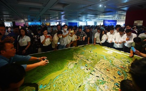 Bảo tàng Hà Nội chật cứng người xem quy hoạch thủ đô 100 năm