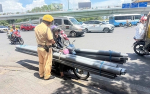 'Hung thần' chở tôn, sắt thép lộng hành trên đường: CSGT TP.HCM ra quân xử lý