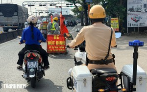 'Đinh tặc' tái diễn ở cửa ngõ TP.HCM, CSGT hóa trang vào cuộc