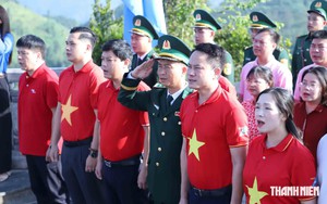 Lan tỏa tình yêu nước tại Cột cờ Lũng Cú
