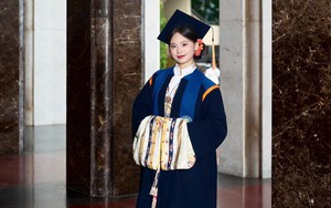 Không phải áo dài, Gen Z có thêm lựa chọn mới cho trang phục trong ngày tốt nghiệp