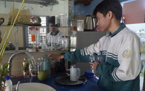 Nam sinh mồ côi cha trở thành thủ khoa kép từ những tảo tần của mẹ