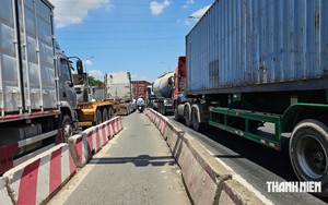 CSGT TP.HCM cảnh báo: Đừng chen lên đầu xe container khi xe bật xi nhan rẽ